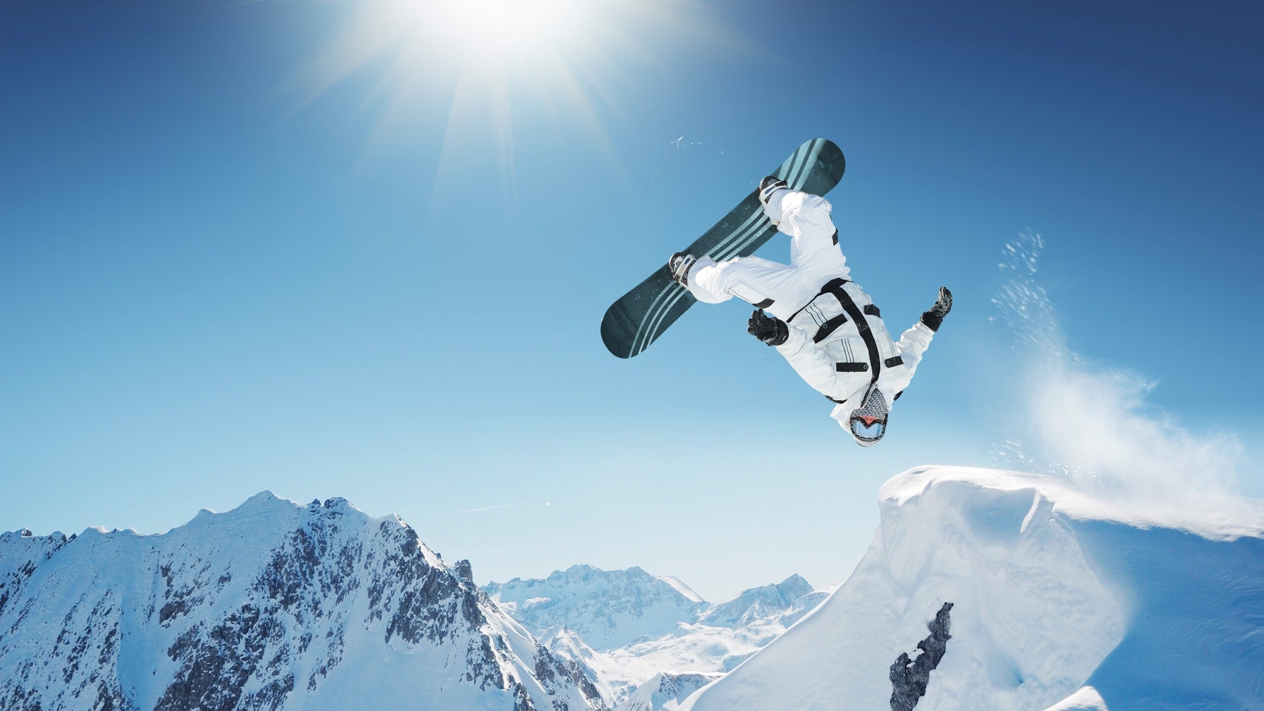 中国滑板碗池巡回赛上海站 夜场灯光下选手飞檐走壁场面震撼，滑板碗池动作名称大全